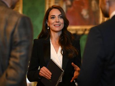 7 Gaya Kate Middleton Meeting di Kastil Windsor Pakai Alexander McQueen