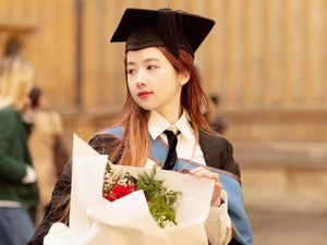 Dikira Cuma Modal Cantik, Influencer Ini Lulusan Terbaik Oxford