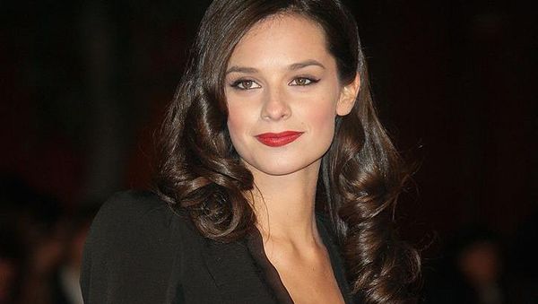 10 Foto Masa Lalu Katy Saunders, Aktris Inggris Hamil Dinikahi Song Joong Ki