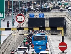 Macet Parah Bikin Mobil-Motor Serobot Busway Imbas Demo di Kedubes Swedia