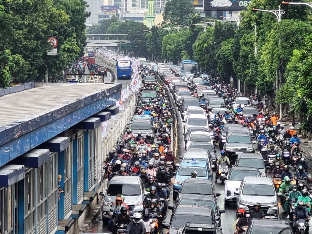 Horor Macet di Mampang Jaksel Sampai Busway Diterobos Mobil dan Motor