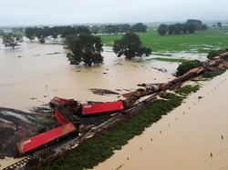 Kereta Tergelincir Akibat Banjir di Selandia Baru