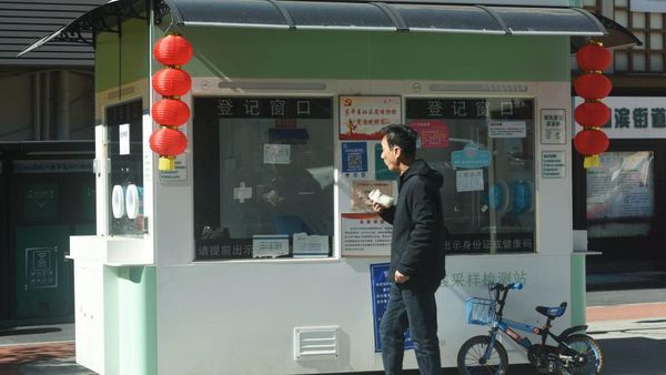 Klinik-Tempat Swab di China Sepi, Pertanda COVID Berakhir?