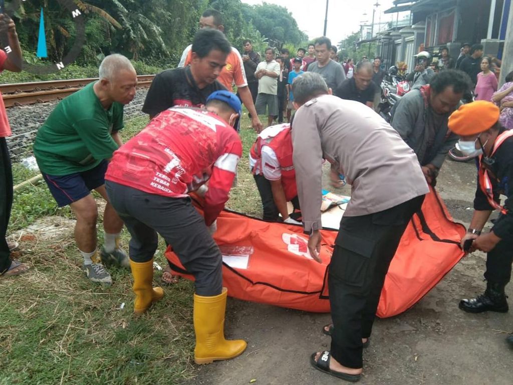 Pasutri di Malang Tewas Tertabrak KA Usai Pulang Belanja ke Pasar Pasutri di Malang Tewas Tertabrak KA Usai Pulang Belanja ke Pasar