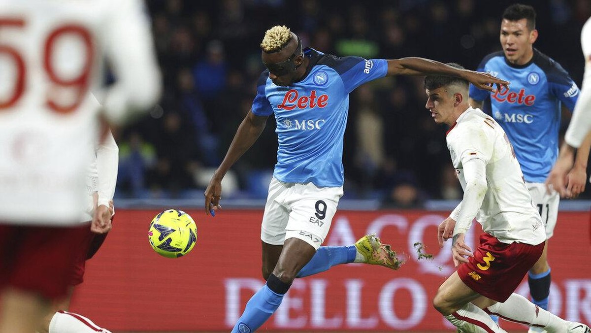 Momen Victor Osimhen melepaskan tembakan ke gawang AS Roma. (Foto: AP/Alessandro Garofalo)