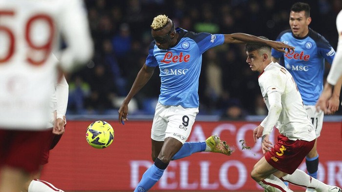 Napolis Victor Osimhen, center, scores their sides first goal of the game during the Serie A soccer match between Roma and Napoli at the Diego Armando Maradona stadium in Naples, Italy, Sunday, Jan. 29, 2023. (Alessandro Garofalo/LaPresse via AP)