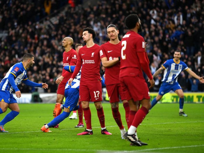 BRIGHTON, ENGLAND - JANUARY 29: Curtis Jones of Liverpool reacts as Kaoru Mitoma of Brighton & Hove Albion (obscured) celebrates after scoring the team's second goal during the Emirates FA Cup Fourth Round match between Brighton & Hove Albion and Liverpool FC at Amex Stadium on January 29, 2023 in Brighton, England. (Photo by Mike Hewitt/Getty Images)