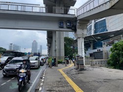 Jalan Gatot Subroto Jaksel Macet Parah, Pemotor Terobos Trotoar