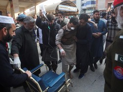 Pemakaman Massal untuk Korban Bom Bunuh Diri di Masjid Pakistan