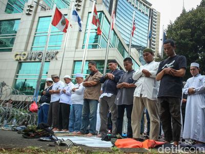 Massa Aksi Bela Al-Quran Salat di Depan Kedubes Swedia