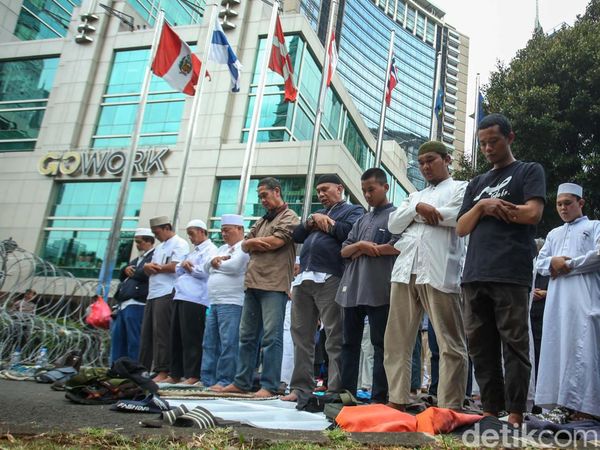 Massa Aksi Bela Al-Quran Salat di Depan Kedubes Swedia
