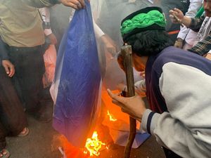Massa Aksi Bela Al-Quran Bakar Bendera Belanda, Lalu Bubarkan Diri Massa Aksi Bela Al-Quran Bakar Bendera Belanda, Lalu Bubarkan Diri