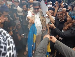 Massa Demo Protes Pembakaran Al-Quran Bakar Bendera Swedia