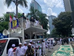 Aksi Bela Al-Quran 301, Massa FPI-PA 212 Tiba di Depan Kedubes Swedia