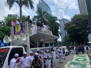 Aksi Bela Al-Quran 301, Massa FPI-PA 212 Tiba di Depan Kedubes Swedia Aksi Bela Al-Quran 301, Massa FPI-PA 212 Tiba di Depan Kedubes Swedia