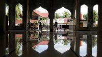 Peringati HUT, Satpam Bersih-bersih Masjid di Aceh