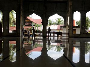 Peringati HUT, Satpam Bersih-bersih Masjid di Aceh