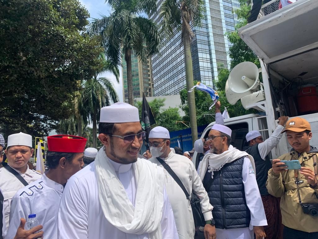 Menantu Habib Rizieq Ikut Demo Protes Pembakaran Al-Quran di Kedubes Swedia Menantu Habib Rizieq Ikut Demo Protes Pembakaran Al-Quran di Kedubes Swedia