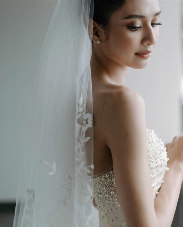 Detail dan Makna Gaun Pernikahan Mikha Tambayong