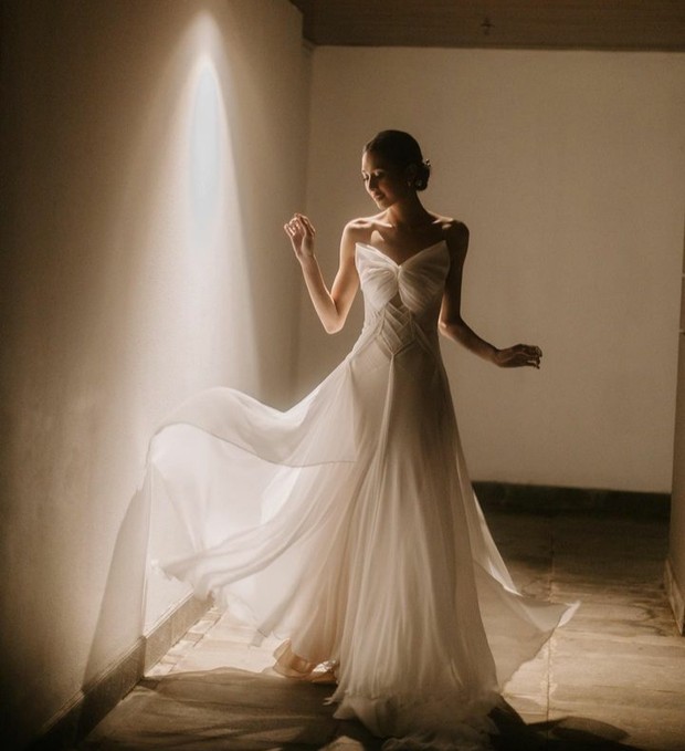 Mikha Tambayong Memakai Gaun Modern di Resepsi Pernikahan/Foto: Instagram @thebridestory Detail Gaun Pernikahan Mikha Tambayong