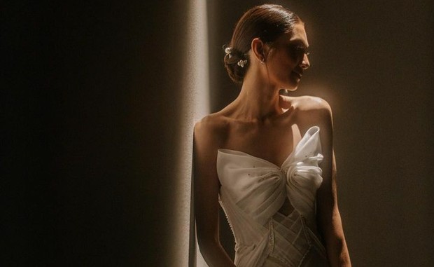 Mikha Tambayong Memakai Gaun Modern di Resepsi Pernikahan/Foto: Instagram @thebridestory Detail Gaun Pernikahan Mikha Tambayong