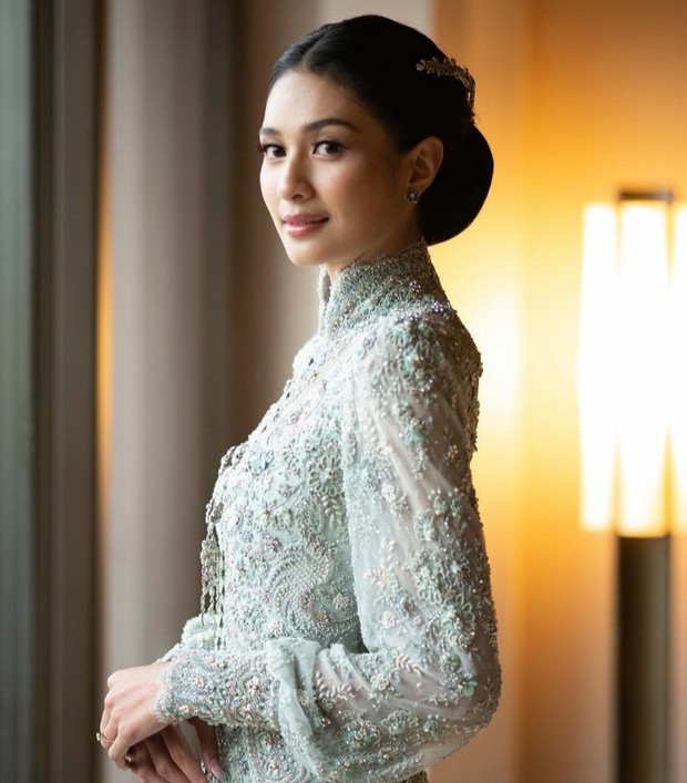 Mikha Tambayong Memakai Kebaya/Foto: Instagram @thebridestory Detail Gaun Pernikahan Mikha Tambayong