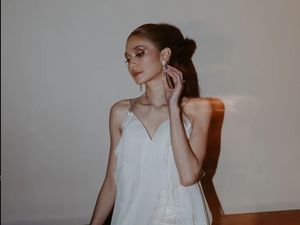 Mikha Tambayong Tampil Seksi di After Party Pernikahan Dengan Gaun Asimetris Mikha Tambayong Tampil Seksi di After Party Pernikahan Dengan Gaun Asimetris