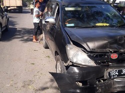 Pecah Ban, Mobil Tabrak Pohon di Medan Johor