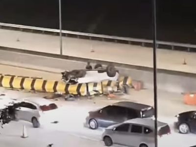 Potret Mobil Wuling Terguling di Tol Krukut hingga Ban Copot