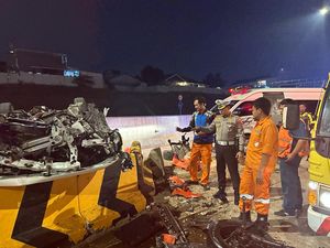Mobil Wuling yang Terguling di Tol Krukut Dievakuasi, Lalin Lancar Mobil Wuling yang Terguling di Tol Krukut Dievakuasi, Lalin Lancar