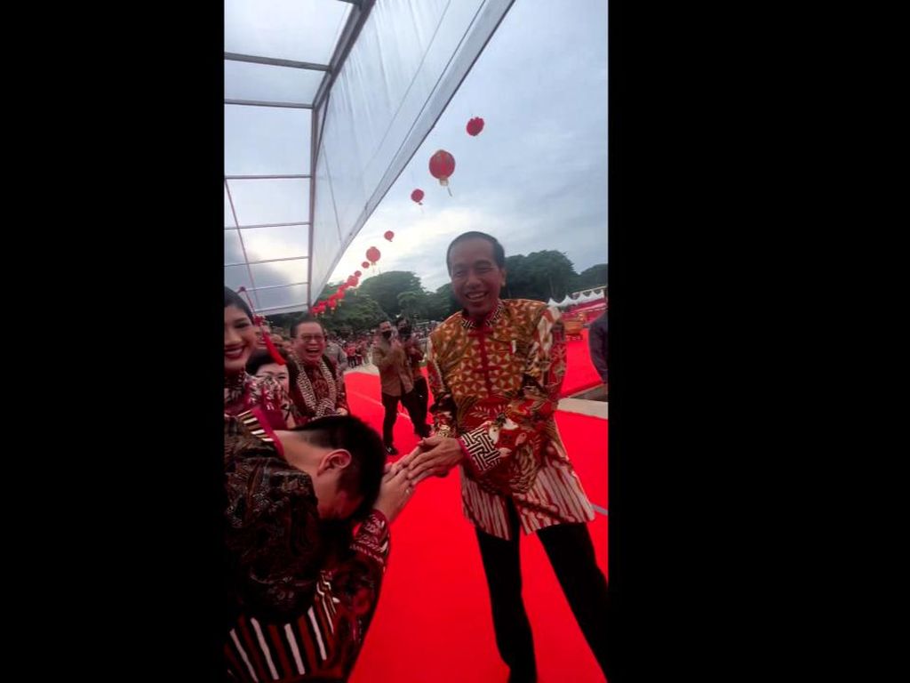 Video Momen Jokowi Tersenyum Lebar saat Salaman dengan Kaesang