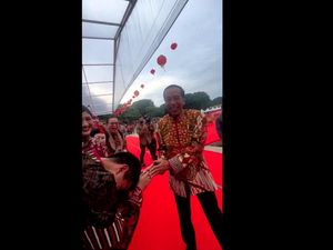 Video Momen Jokowi Tersenyum Lebar saat Salaman dengan Kaesang Video Momen Jokowi Tersenyum Lebar saat Salaman dengan Kaesang