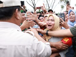 Viral Prabowo Dikerumuni, Ditarik lalu Dikecup Emak-emak di Medan