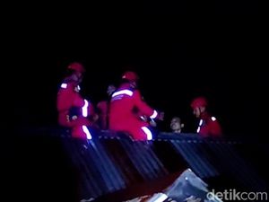 Pria Ngaku Dapat Bisikan Gaib-Ngamuk di Atap Rumah, Dibujuk Turun Pakai Rokok