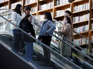 Korsel Mau Kasih Rp 7 Juta buat Anak Muda yang Keluar Rumah dan Bergaul