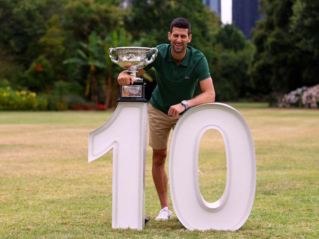 Semringah Novak Djokovic Pamer Trofi ke-10 Australian Open