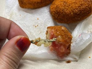 Geram! Wanita Ini Kesal Temukan Potongan Besi dalam Nugget Ayam Geram! Wanita Ini Kesal Temukan Potongan Besi dalam Nugget Ayam