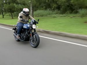 Menjajal Sensasi Royal Enfield Hunter 350: Bensin Irit, Tenaga Kurang Sip Menjajal Sensasi Royal Enfield Hunter 350: Bensin Irit, Tenaga Kurang Sip