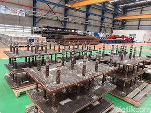 Airlangga-Basuki-Agus Gumiwang Keliling Pabrik Komponen Jembatan LRT