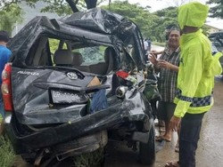 Mobil Sekeluarga Jemput Anak di Ponpes Makassar Ditabrak Truk