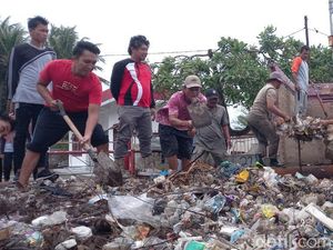 Warga Gotong Royong Bersihkan Sampah di Pesisir Pantai Masalima Sumenep Warga Gotong Royong Bersihkan Sampah di Pesisir Pantai Masalima Sumenep