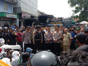 Ratusan Pesilat Luruk Polsek Babat Tuntut Polisi Tangkap Pembacok Rekannya Ratusan Pesilat Luruk Polsek Babat Tuntut Polisi Tangkap Pembacok Rekannya