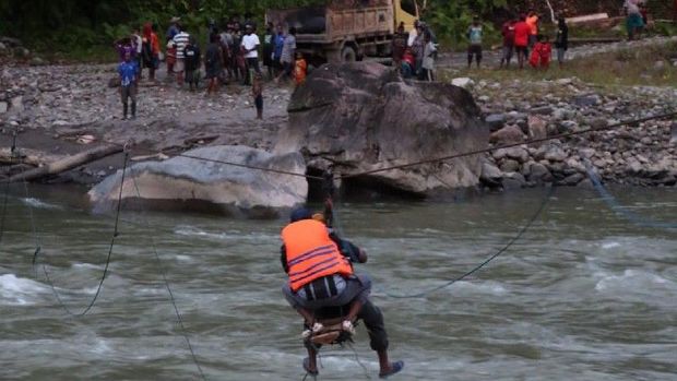embatan Sling yang biasanya digunakan masyarakat membawa logistik ke Distrik Iwur kini digunakan untuk lintasan anggota yang mencari empat personel TNI-Polri yang jatuh dan hilang di Sungai Diguel, Kabupaten Pegunungan Bintang. (ANTARA/HO/Humas Polda Papua)
