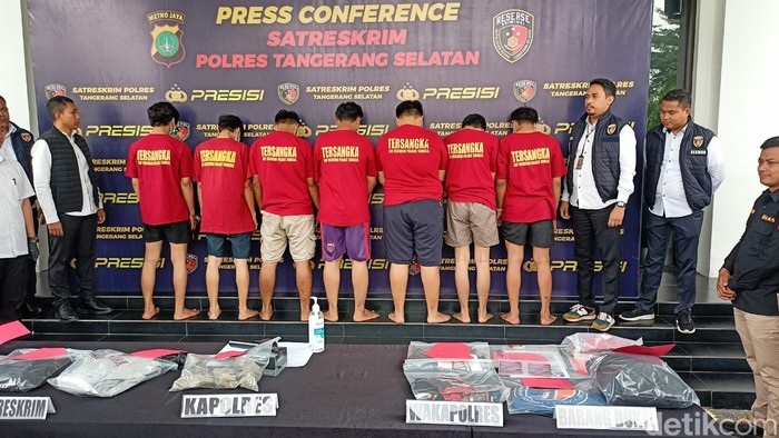 Polisi tetapkan 7 tersangka suporter Persita Tangerang terkait pelemparan batu ke bus Persis Solo.