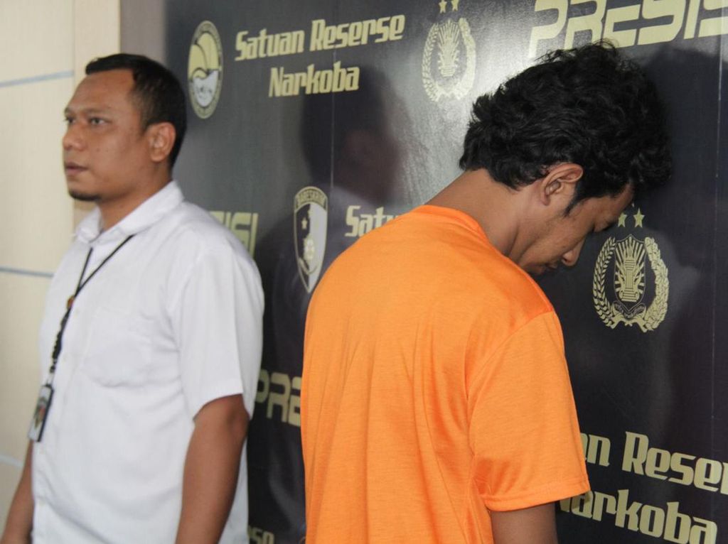 Bejat! Pria di Jakbar Perkosa Mantan Pacar Sambil Direkam Video Bejat! Pria di Jakbar Perkosa Mantan Pacar Sambil Direkam Video