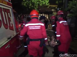 Pria di Makassar Ngamuk-Naik ke Atap Rumah, Ngaku Dapat Bisikan Gaib