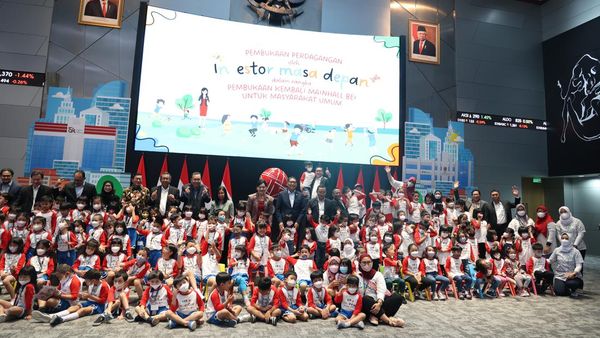 Resmi Dibuka Lagi, Main Hall BEI Diserbu Anak TK