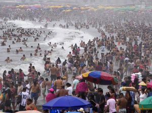 Ribuan Warga Peru Berlibur ke Pantai di Tengah Kekacauan Politik