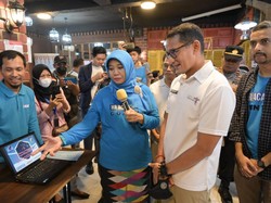 Sandiaga Salurkan Bantuan Laptop-Ruang Podcast ke Pelaku Ekraf Binaan