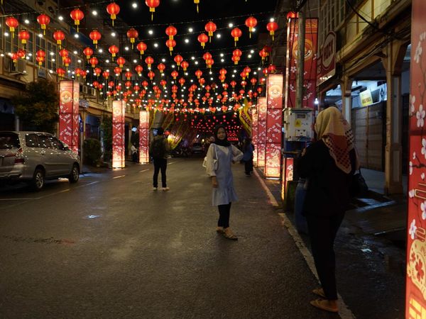 Lampion dan Ornamen Oriental Sambut Cap Go Meh di Singkawang